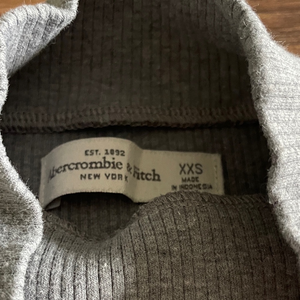 Abercrombie & Fitch Women's Gray Turtleneck Top - Picture 3 of 3